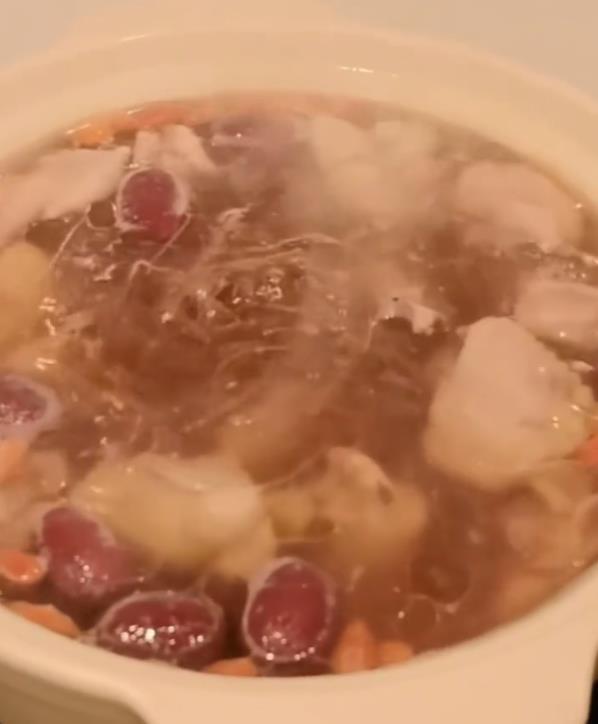 马筱梅妈妈给玥儿煲鸡汤，照料她生活起居，玥儿逐渐脱离大S家人