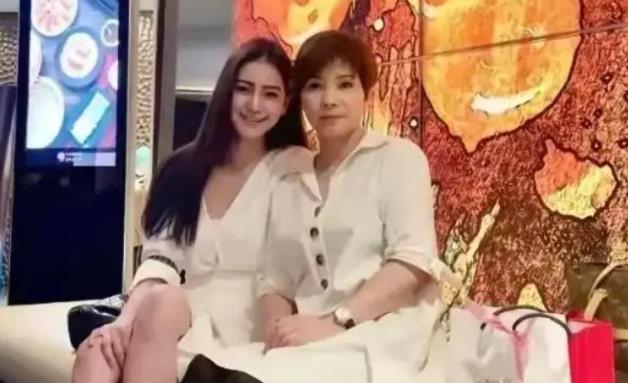 马筱梅妈妈给玥儿煲鸡汤，照料她生活起居，玥儿逐渐脱离大S家人