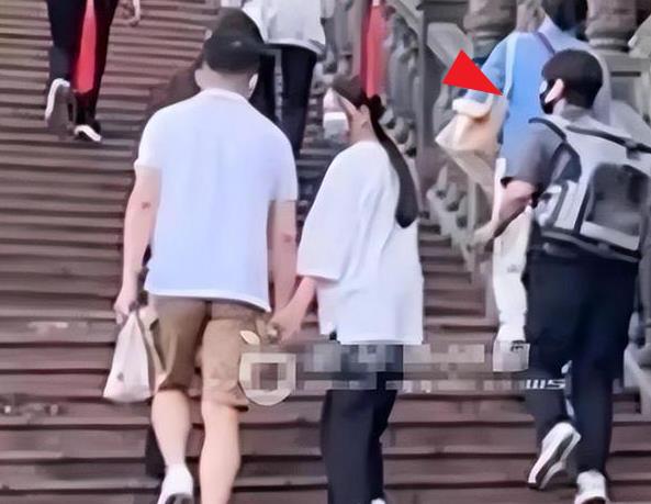 马筱梅妈妈给玥儿煲鸡汤，照料她生活起居，玥儿逐渐脱离大S家人
