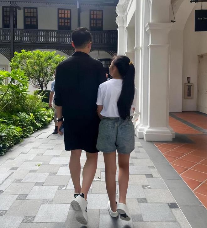 马筱梅妈妈给玥儿煲鸡汤，照料她生活起居，玥儿逐渐脱离大S家人