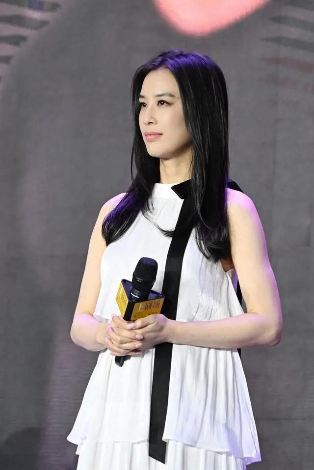 黄圣依不接受婚前同居，暗示女生会吃亏，透着知识分子家庭的骄傲
