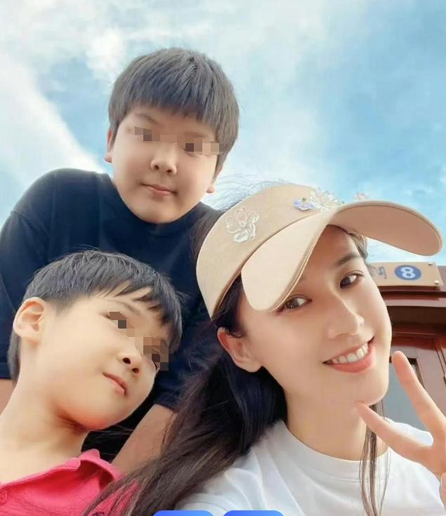黄圣依不接受婚前同居，暗示女生会吃亏，透着知识分子家庭的骄傲