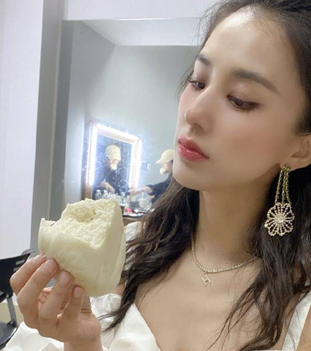 黄圣依不接受婚前同居，暗示女生会吃亏，透着知识分子家庭的骄傲