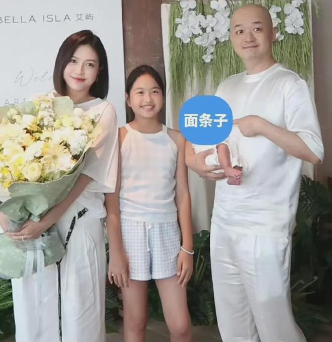 37岁包文婧封肚言论惹争议，物化女性追二胎男宝，生产时还过敏