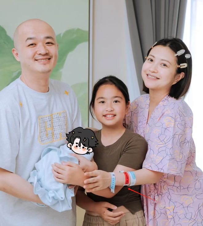 37岁包文婧封肚言论惹争议，物化女性追二胎男宝，生产时还过敏