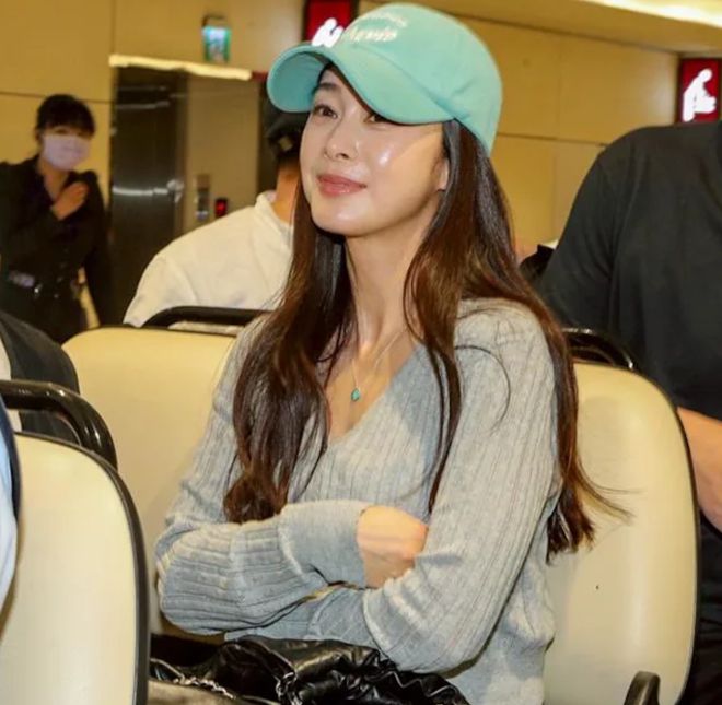45岁金泰希为医美代言，脸油到反光，曾经的“自然美女”不复存在