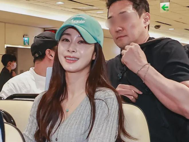 45岁金泰希为医美代言，脸油到反光，曾经的“自然美女”不复存在