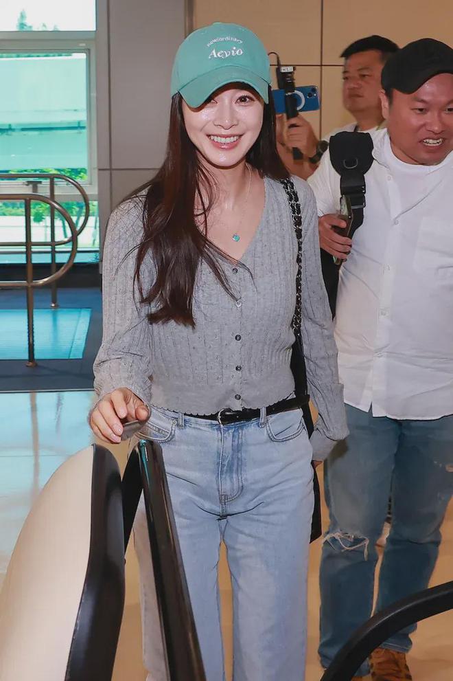 45岁金泰希为医美代言，脸油到反光，曾经的“自然美女”不复存在