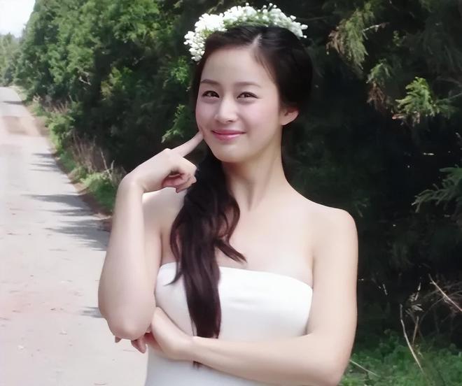 45岁金泰希为医美代言，脸油到反光，曾经的“自然美女”不复存在