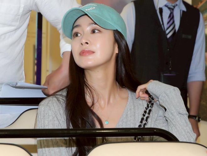 45岁金泰希为医美代言，脸油到反光，曾经的“自然美女”不复存在