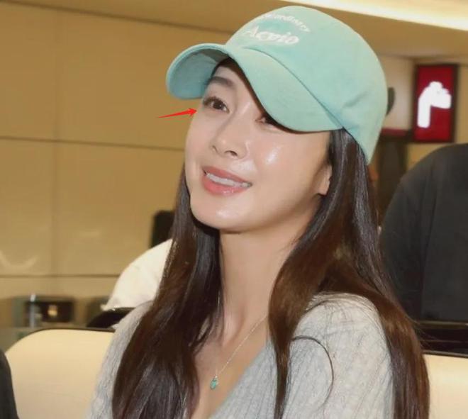 45岁金泰希为医美代言，脸油到反光，曾经的“自然美女”不复存在