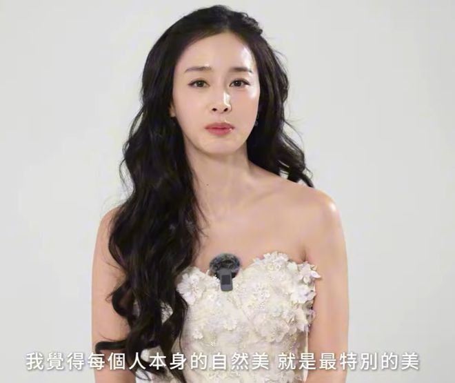 45岁金泰希为医美代言，脸油到反光，曾经的“自然美女”不复存在