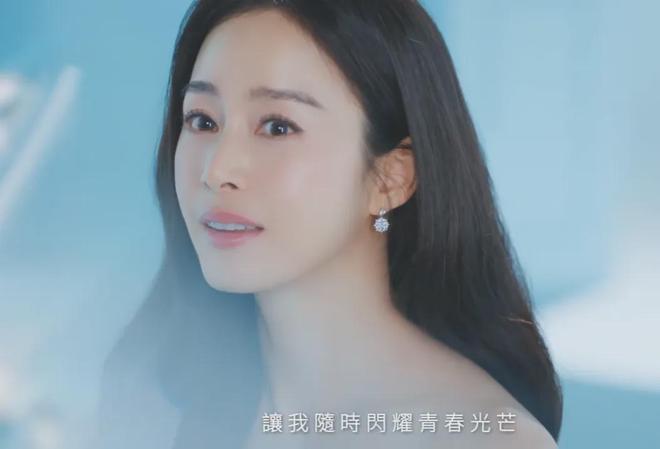 45岁金泰希为医美代言，脸油到反光，曾经的“自然美女”不复存在