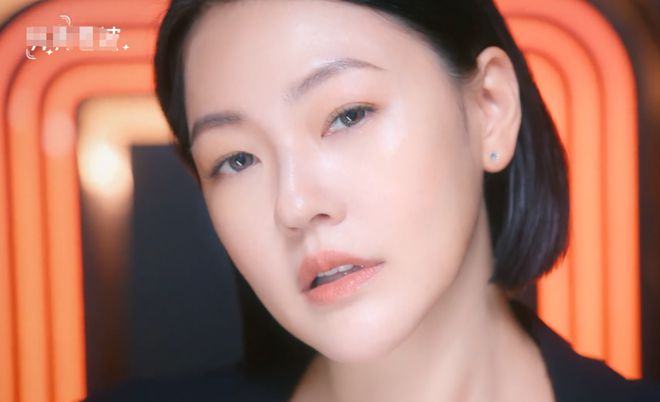 45岁金泰希为医美代言，脸油到反光，曾经的“自然美女”不复存在
