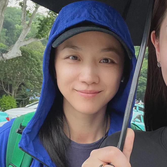 45岁金泰希为医美代言，脸油到反光，曾经的“自然美女”不复存在