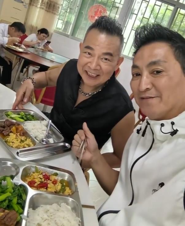 63岁艺人吴毅将到何家劲工厂做司机，吃食堂饭感谢何家劲的帮助