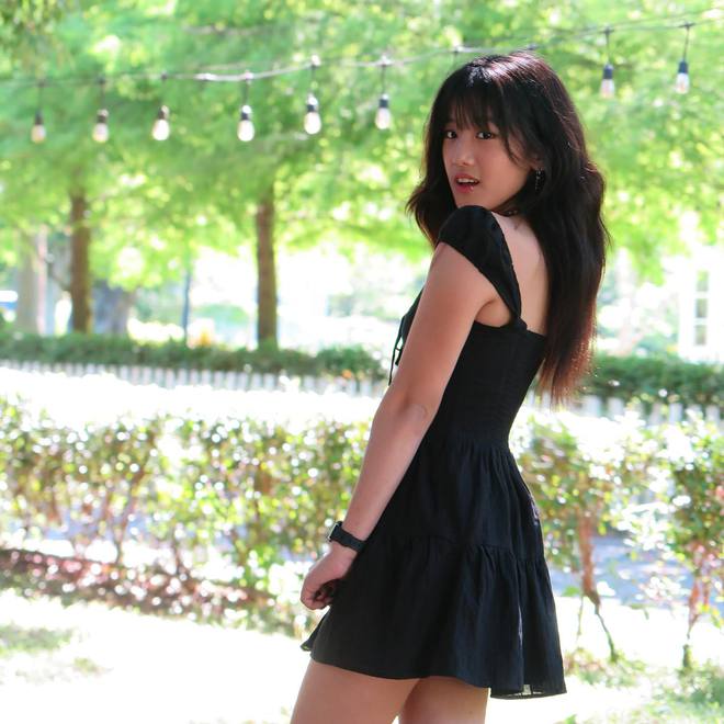 贾静雯19岁女儿梧桐妹被质疑已辍学，分享街拍变漂亮了