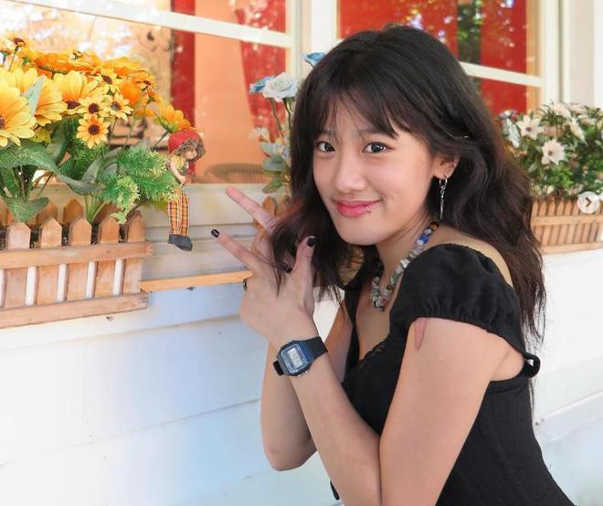 贾静雯19岁女儿梧桐妹被质疑已辍学，分享街拍变漂亮了