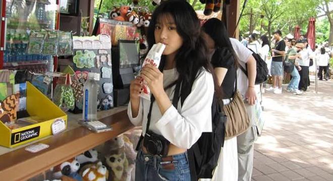 贾静雯19岁女儿梧桐妹被质疑已辍学，分享街拍变漂亮了
