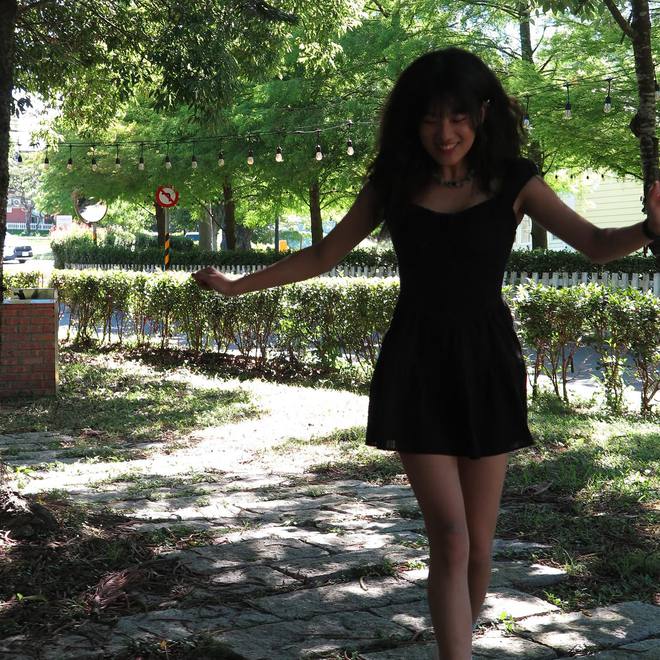 贾静雯19岁女儿梧桐妹被质疑已辍学，分享街拍变漂亮了
