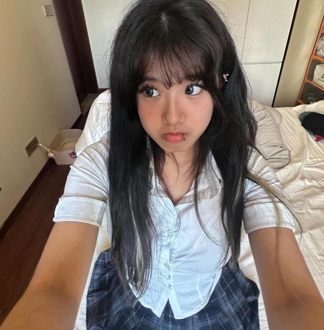 贾静雯19岁女儿梧桐妹被质疑已辍学，分享街拍变漂亮了