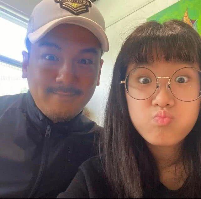 贾静雯19岁女儿梧桐妹被质疑已辍学，分享街拍变漂亮了