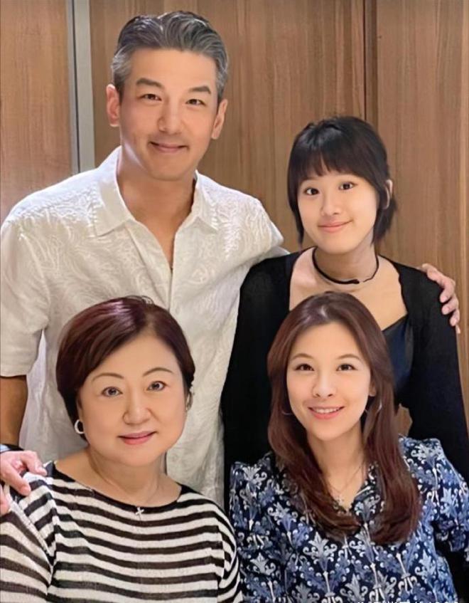 贾静雯19岁女儿梧桐妹被质疑已辍学，分享街拍变漂亮了