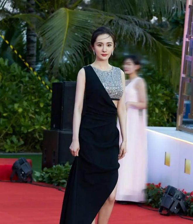 杨幂携双片闪耀上影节，带作品走红毯，穿不穿高定品牌都很拉风？