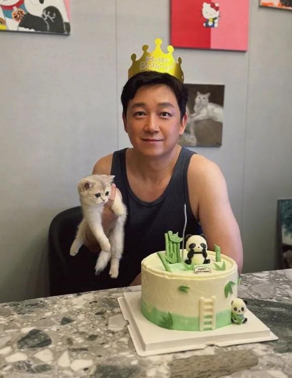 潘粤明怒斥国足教练，恨铁不成钢，可国足的问题不是明星能解决的
