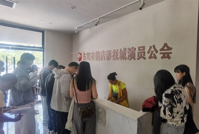 横店20万群演现状：美女泛滥，懒汉遍地，降薪后他们该何去何从？