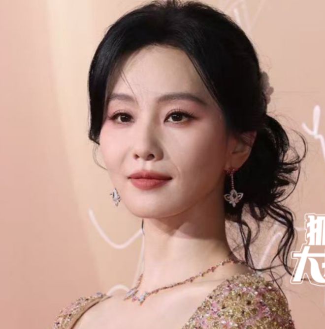 COSMO红毯高清生图：刘诗诗法令纹遮盖不了，姚晨面色憔悴疲惫