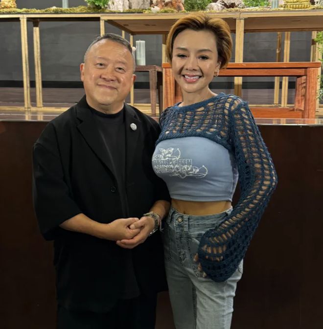 艳片鼻祖叶子楣办生日宴，59岁身材依然火辣，曾在走红后消失多年