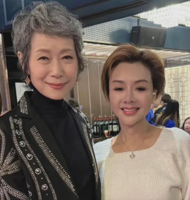 艳片鼻祖叶子楣办生日宴，59岁身材依然火辣，曾在走红后消失多年