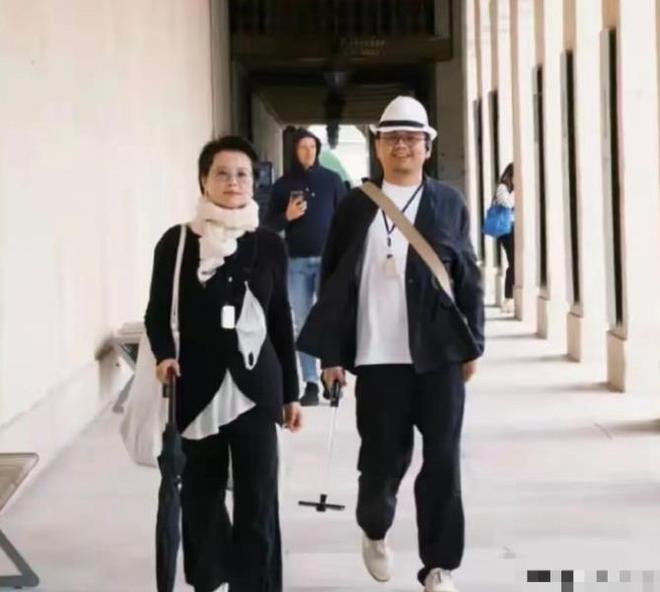 袁立和第三任丈夫游巴黎， ​​​52岁颜值状态回春，变漂亮很多
