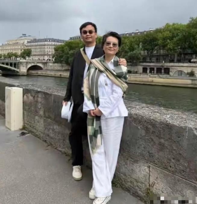 袁立和第三任丈夫游巴黎， ​​​52岁颜值状态回春，变漂亮很多