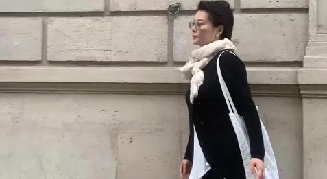 袁立和第三任丈夫游巴黎， ​​​52岁颜值状态回春，变漂亮很多