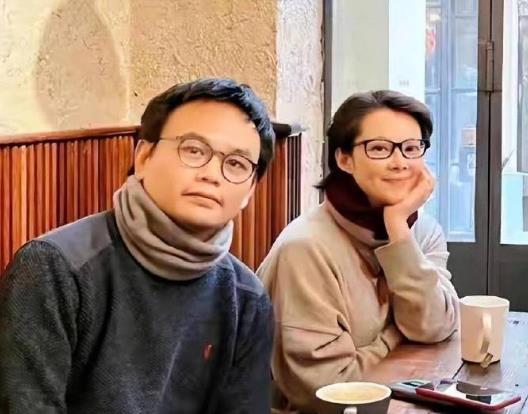 袁立和第三任丈夫游巴黎， ​​​52岁颜值状态回春，变漂亮很多