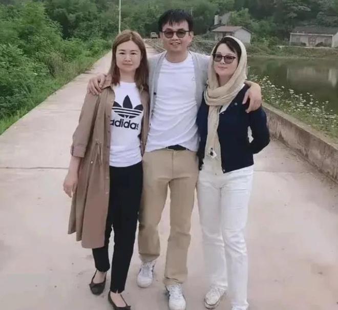 袁立和第三任丈夫游巴黎， ​​​52岁颜值状态回春，变漂亮很多
