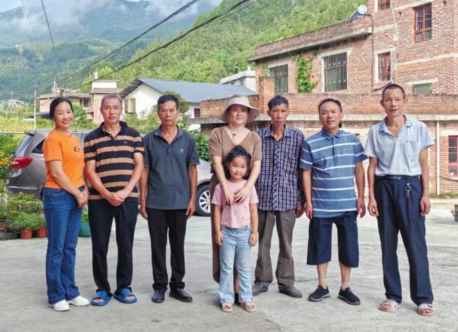 袁立和第三任丈夫游巴黎， ​​​52岁颜值状态回春，变漂亮很多