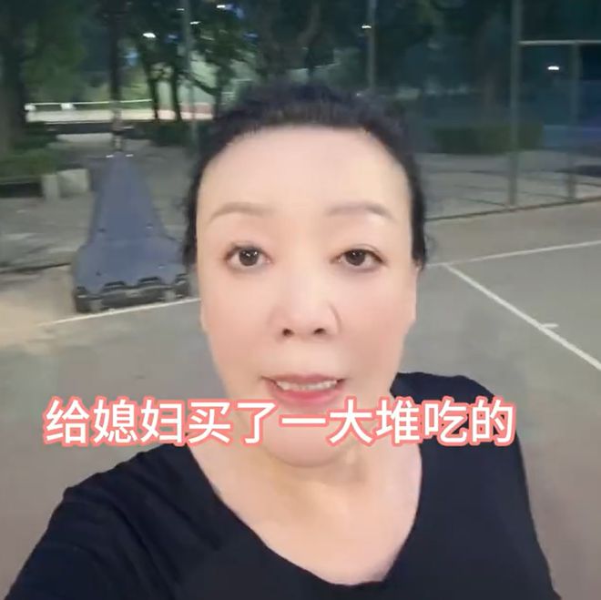马筱梅婚后开启带货模式，谈艳照风波瞬间哽咽，获得婆婆张兰爱护