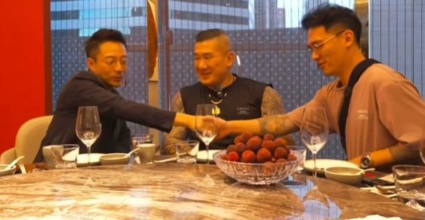 汪小菲宴请网红馆长吃饭，正能量输出获称赞，在线人数40万