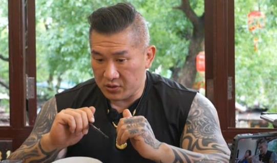 汪小菲宴请网红馆长吃饭，正能量输出获称赞，在线人数40万