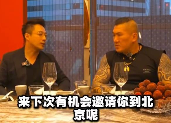 汪小菲宴请网红馆长吃饭，正能量输出获称赞，在线人数40万