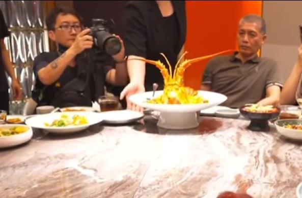 汪小菲宴请网红馆长吃饭，正能量输出获称赞，在线人数40万
