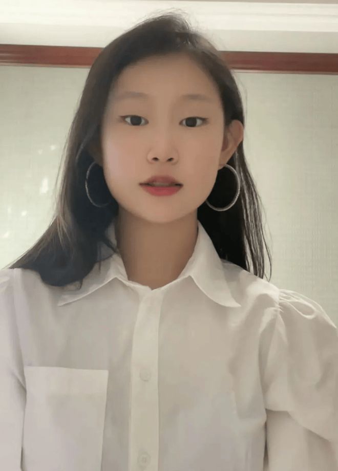 小沈阳女儿签约公司曝光，婉拒大公司选择小作坊，她的选择很聪明