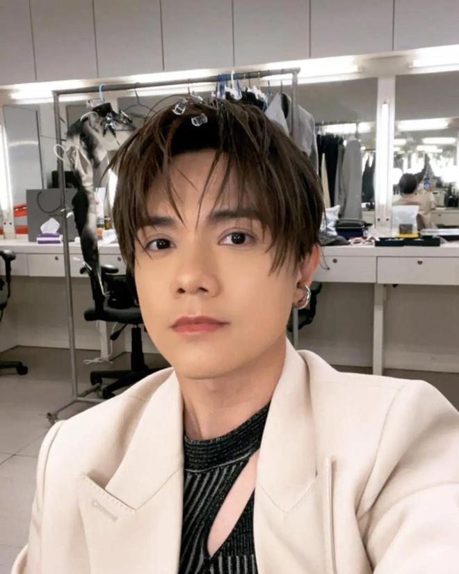 三代男神香港豪宅曝光，打工人彻底破防......