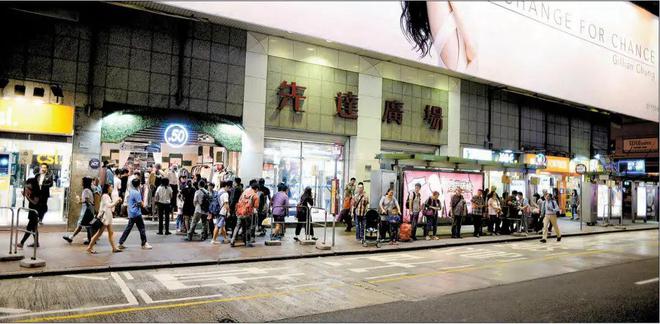 三代男神香港豪宅曝光，打工人彻底破防......