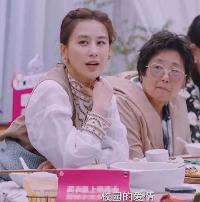黄圣依贾乃亮旧情复燃？网友曝白月光式明星复合，两人细节对上了