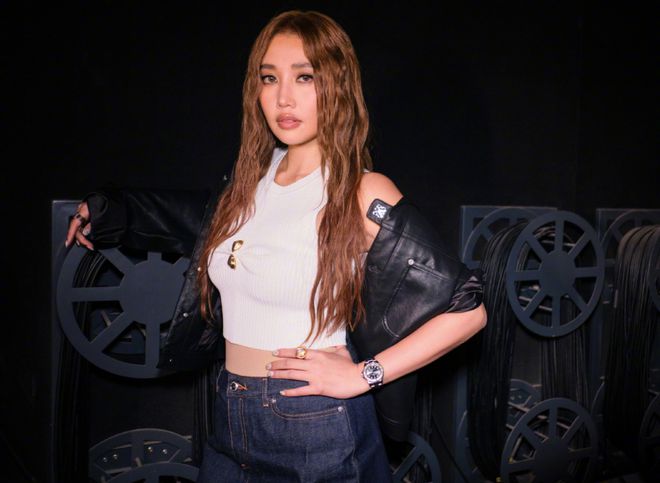 女歌手ALin卷入手表风波！穿过曾毅同款图案服装，立场也被质疑