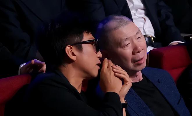 电影之夜台下直拍：邓超黄晓明同坐无交流，佟丽娅忙着玩手机